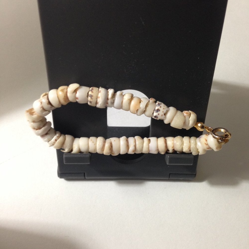 Shell / Shell Like Bracelet - Picture 2 of 5